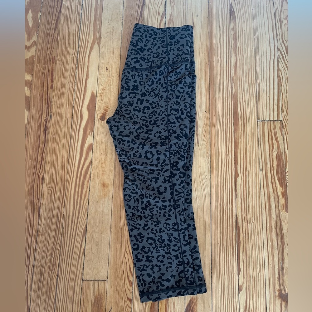Athleta Leopard Print capri Leggings  Sz M - Like New!